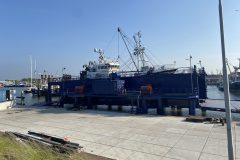 Interessantes Dock System - 4 Winden heben die Plattform aus dem Wasser zum Arbeiten am Boot